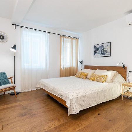 Stylish Studio Apartment By Irundo Ровінь Екстер'єр фото