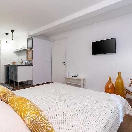 Stylish Studio Apartment By Irundo Ровінь Екстер'єр фото