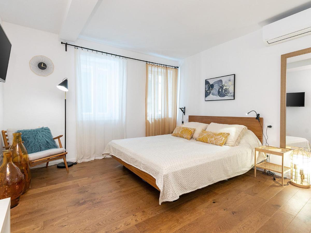Stylish Studio Apartment By Irundo Ровінь Екстер'єр фото