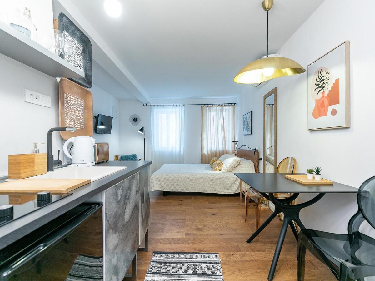 Stylish Studio Apartment By Irundo Ровінь Екстер'єр фото