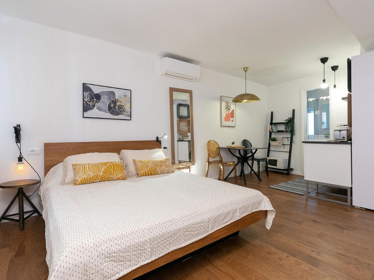 Stylish Studio Apartment By Irundo Ровінь Екстер'єр фото
